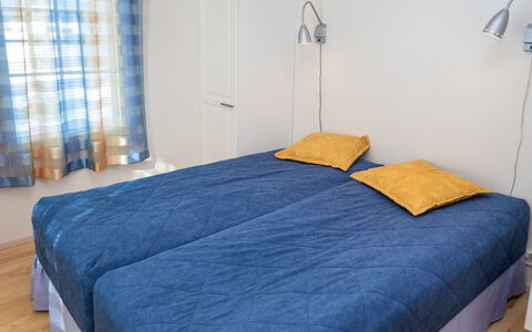 Nelikko a: Meubilair, Interieur Ontwerp, Verdieping, Flooring, Hout, Slaapkamer, Linens, Textiel, Bed, Kamer