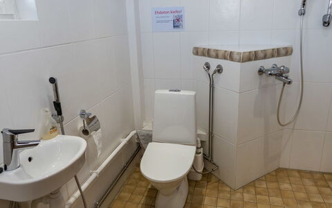 Nelikko a: Wc Bril, Badkamer, Toilet, Loodgieterswerkinrichting, Flooring, Wastafel In De Badkamer, Wastafel, Verdieping, Kraan, Loodgieter