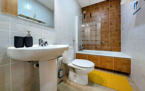 Style: Wc Bril, Badkamer, Loodgieterswerkinrichting, Toilet, Flooring, Verdieping, Interieur Ontwerp, Wastafel, Loodgieter, Tegel