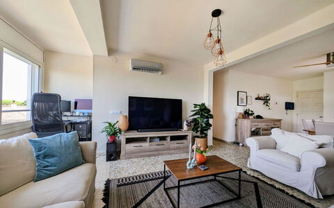 Style: Meubilair, Bankstel, Interieur Ontwerp, Flooring, Woonkamer, Plafond, Verdieping, Kamer, Tafel, Televisie