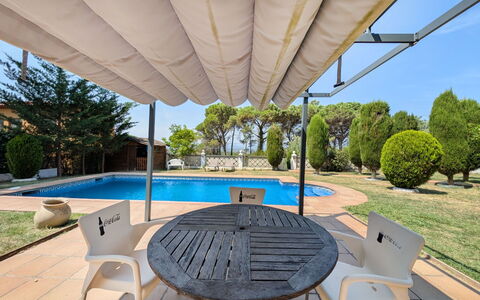 Style: Zwembad, Buitenmeubels, Schaduw, Meubilair, Backyard, Outdoor Structuur, Toevlucht, Tuin, Canopy, Patio