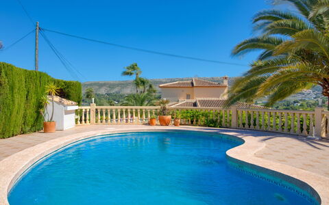 Villa Meena: Zwembad, Eigendom, Onroerend Goed, Toevlucht, Azure, Vakantie, Water, Huis, Landgoed, Gebouw