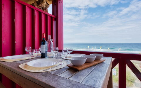 Lacanau 850: Lucht, Wolk, Eigendom, Meubilair, Water, Gebouw, Azure, Hout, Tafel, Tableware