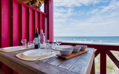 Lacanau 850: Lucht, Wolk, Eigendom, Meubilair, Water, Gebouw, Azure, Hout, Tafel, Tableware