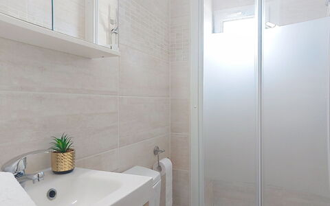 Les Romarins: Badkamer, Loodgieterswerkinrichting, Muur, Flooring, Verdieping, Interieur Ontwerp, Wastafel, Kraan, Wastafel In De Badkamer, Loodgieter