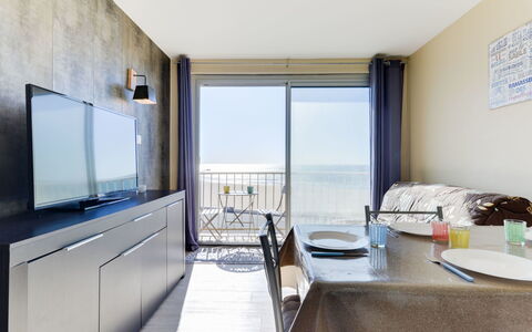 Les Romarins: Gebouw, Eigendom, Meubilair, Cabinetry, Tafel, Televisie, Interieur Ontwerp, Comfort, Hout, Verdieping