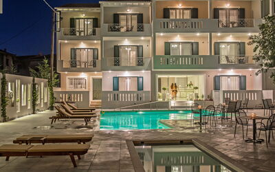 Lefkada 7: Gebouw, Eigendom, Huis, Huis, Architectuur, Onroerend Goed, Landgoed, Zwembad, Woongebied, Verlichting