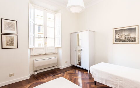 Silla: Kamer, Wit, Eigendom, Meubilair, Interieur Ontwerp, Verdieping, Slaapkamer, Bed, Plafond, Huis