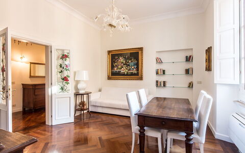Silla: Kamer, Eigendom, Meubilair, Interieur Ontwerp, Verdieping, Houten Vloer, Eetkamer, Gebouw, Plafond, Hardwood
