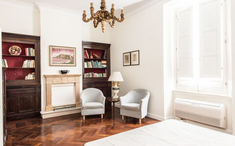 Silla: Kamer, Meubilair, Eigendom, Interieur Ontwerp, Plafond, Verdieping, Gebouw, Huis, Houten Vloer, Kroonluchter