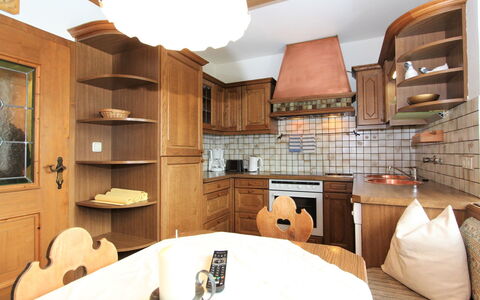 Am Ziller: Kamer, Eigendom, Interieur Ontwerp, Meubilair, Gebouw, Plafond, Cabinetry, Keuken, Huis, Huis