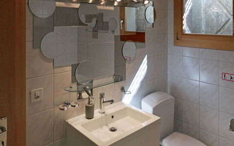 Chalet Didi: Badkamer, Eigendom, Kamer, Loodgieterswerkinrichting, Wastafel In De Badkamer, Badkamer Accessoire, Wastafel, Tegel, Badkamerkast, Muur