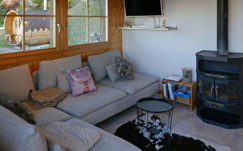 Chalet Didi: Kamer, Woonkamer, Eigendom, Meubilair, Interieur Ontwerp, Gebouw, Huis, Huis, Verdieping, Tafel