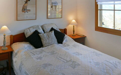 Chalet Didi: Slaapkamer, Bed, Kamer, Meubilair, Eigendom, Laken, Bed Frame, Bedding, Verdieping, Interieur Ontwerp