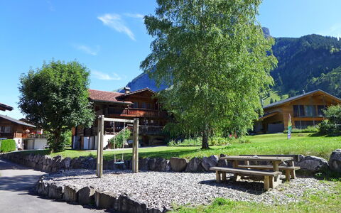 Kandersteg 310: Fabriek, Lucht, Eigendom, Gebouw, Natuur, Boom, Schaduw, Berg, Natuurlijk Landschap, Openluchtbank