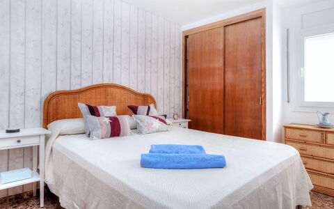 Albatros: Slaapkamer, Meubilair, Bed, Kamer, Eigendom, Laken, Bed Frame, Matras, Interieur Ontwerp, Muur