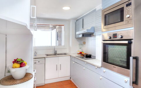 Albatros: Eigendom, Kamer, Meubilair, Keuken, Cabinetry, Gebouw, Interieur Ontwerp, Countertop, Huis, Geel