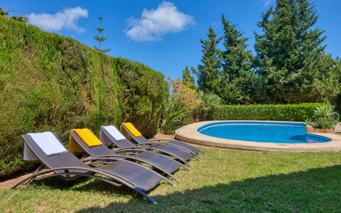 Chill Out on the Sea: Lucht, Wolk, Water, Fabriek, Zwembad, Natuurlijk Landschap, Buitenmeubels, Schaduw, Land Lot, Ligstoel
