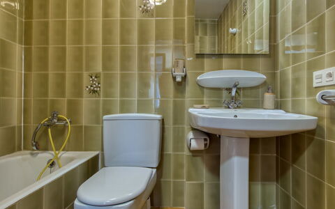 Calpe Calp 1110: Badkamer, Eigendom, Tegel, Kamer, Toilet, Kraan, Muur, Loodgieterswerkinrichting, Purper, Ceramic