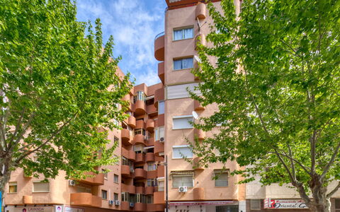 Calpe Pueblo: Lucht, Gebouw, Wolk, Boom, Stedelijk Ontwerp, Voertuig, Buurt, Blok Van De Toren, Venster, Condominium