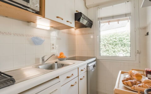 Village du Port: Eigendom, Kamer, Countertop, Keuken, Meubilair, Interieur Ontwerp, Gebouw, Cabinetry, Huis, Onroerend Goed
