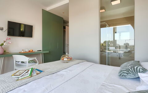 Grande: Slaapkamer, Kamer, Meubilair, Bed, Eigendom, Interieur Ontwerp, Laken, Matras, Muur, Verdieping