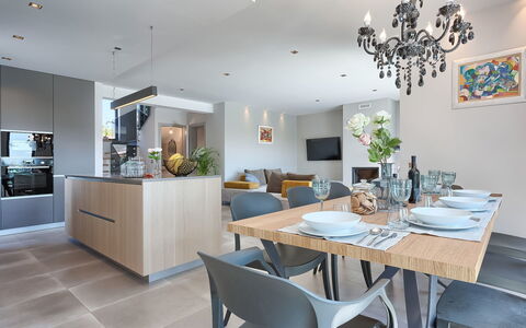 Grande: Eetkamer, Kamer, Meubilair, Eigendom, Interieur Ontwerp, Plafond, Gebouw, Countertop, Verdieping, Tafel