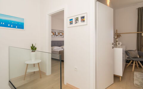 Villa Meri 2: Kamer, Eigendom, Gebouw, Interieur Ontwerp, Verdieping, Onroerend Goed, Huis, Meubilair, Architectuur, Deur