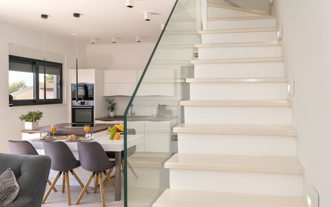 Villa Meri 2: Trap, Wit, Eigendom, Interieur Ontwerp, Kamer, Gebouw, Huis, Huis, Verdieping, Meubilair