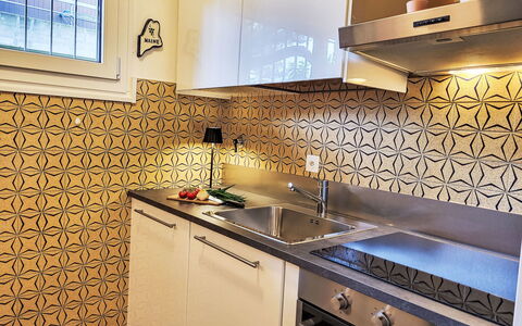 App. Castausio 26: Flooring, Keuken, Interieur Ontwerp, Verdieping, Tegel, Countertop, Major Appliance, Cabinetry, Loodgieter, Fornuis