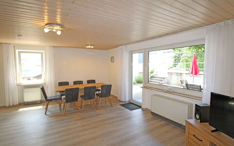 Eifelnatur (Haus 3): Meubilair, Cabinetry, Gebouw, Tafel, Hout, Stoel, Interieur Ontwerp, Lade, Hal, Flooring
