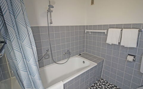 Eifelnatur (Haus 3): Bad, Loodgieterswerkinrichting, Eigendom, Gebouw, Badkamer, Douche, Interieur Ontwerp, Douchekop, Flooring