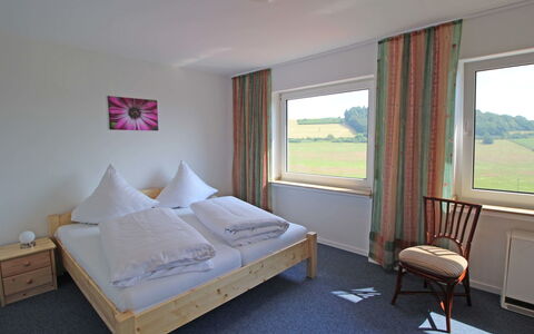 Eifelnatur (Haus 3): Slaapkamer, Bed, Kamer, Meubilair, Eigendom, Laken, Bed Frame, Verdieping, Bedding, Matras