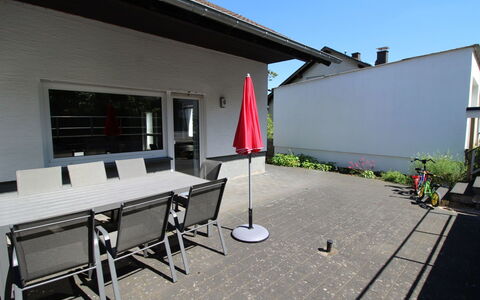 Eifelnatur (Haus 3): Lucht, Gebouw, Schaduw, Architectuur, Interieur Ontwerp, Venster, Flooring, Fabriek, Verdieping, Muur