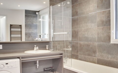 Domaine D'Augustin Apt B01: Badkamer, Eigendom, Kamer, Tegel, Interieur Ontwerp, Muur, Verdieping, Meubilair, Architectuur, Gebouw
