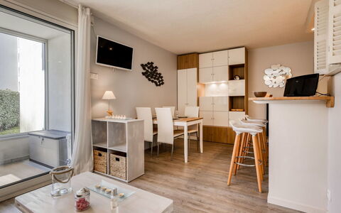 Arcachon 204: Kamer, Eigendom, Meubilair, Interieur Ontwerp, Gebouw, Verdieping, Woonkamer, Plafond, Huis, Muur
