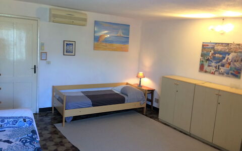 Casale: Kamer, Bed, Meubilair, Slaapkamer, Eigendom, Bed Frame, Laken, Interieur Ontwerp, Verdieping, Gebouw
