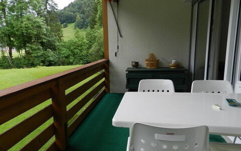 La Sarine 124: Tafel, Fabriek, Eigendom, Meubilair, Gebouw, Boom, Hout, Schaduw, Onroerend Goed, Vrije Tijd