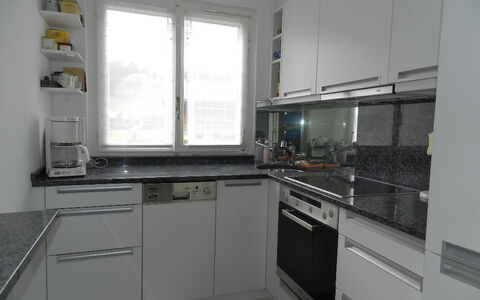 La Sarine 124: Cabinetry, Countertop, Gootsteen, Venster, Fornuis, Toestel Van De Keuken, Keuken, Huishoudapparatuur, Wastafel, Interieur Ontwerp