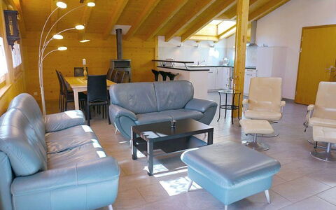 Majelas Heiti: Meubilair, Comfort, Bankstel, Schaduw, Architectuur, Woonkamer, Interieur Ontwerp, Verdieping, Slaapbank, Tafel