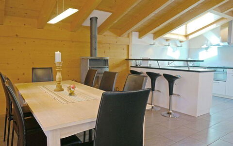 Majelas Heiti: Meubilair, Tafel, Stoel, Gebouw, Hout, Flooring, Keuken, Verdieping, Muur, Keuken En Eettafel