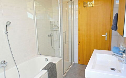 Majelas Heiti: Loodgieterswerkinrichting, Eigendom, Wastafel, Kraan, Douche, Douchekop, Badkamer, Douchestang, Spiegel