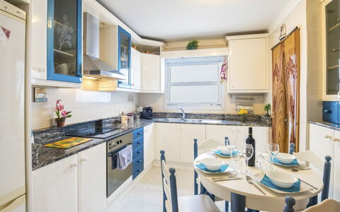 Mariners 2: Eigendom, Kamer, Keuken, Gebouw, Meubilair, Countertop, Interieur Ontwerp, Cabinetry, Huis, Geel
