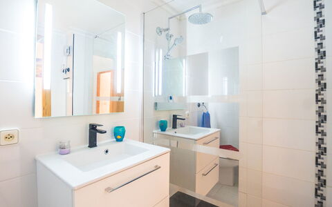 Mariners 2: Badkamer, Kamer, Eigendom, Interieur Ontwerp, Tegel, Meubilair, Plafond, Gebouw, Muur, Badkamerkast