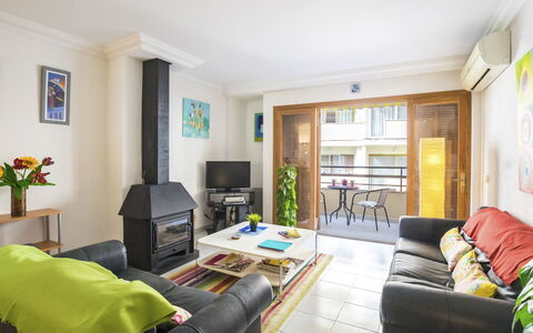 Mariners 2: Kamer, Eigendom, Meubilair, Woonkamer, Interieur Ontwerp, Gebouw, Onroerend Goed, Geel, Huis, Tafel