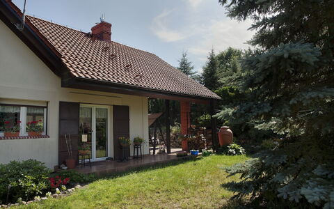 Latków: Gras, Huis, Land Lot, Tuin, Groundcover, Deur, Siding, Boerderij, Garden Gebouwen