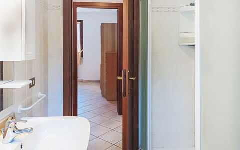 La Rocca: Flooring, Hout, Verdieping, Interieur Ontwerp, Loodgieterswerkinrichting, Deur, Plafond, Kamer, Loodgieter, Badkamer