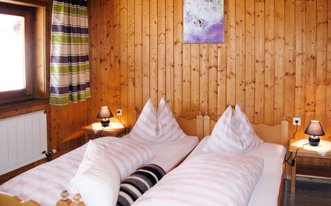 Moosen (Nki210): Slaapkamer, Kamer, Meubilair, Bed, Eigendom, Interieur Ontwerp, Muur, Bed Frame, Laken, Comfort