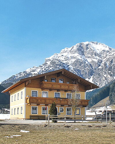 Gruber: Lucht, Berg, Gebouw, Sneeuw, Eigendom, Wolk, Venster, Natuurlijk Landschap, Huis, Helling