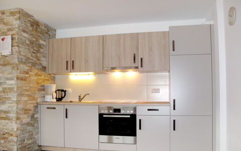 Alpbach 633: Kamer, Cabinetry, Meubilair, Keuken, Eigendom, Countertop, Verdieping, Interieur Ontwerp, Tegel, Muur